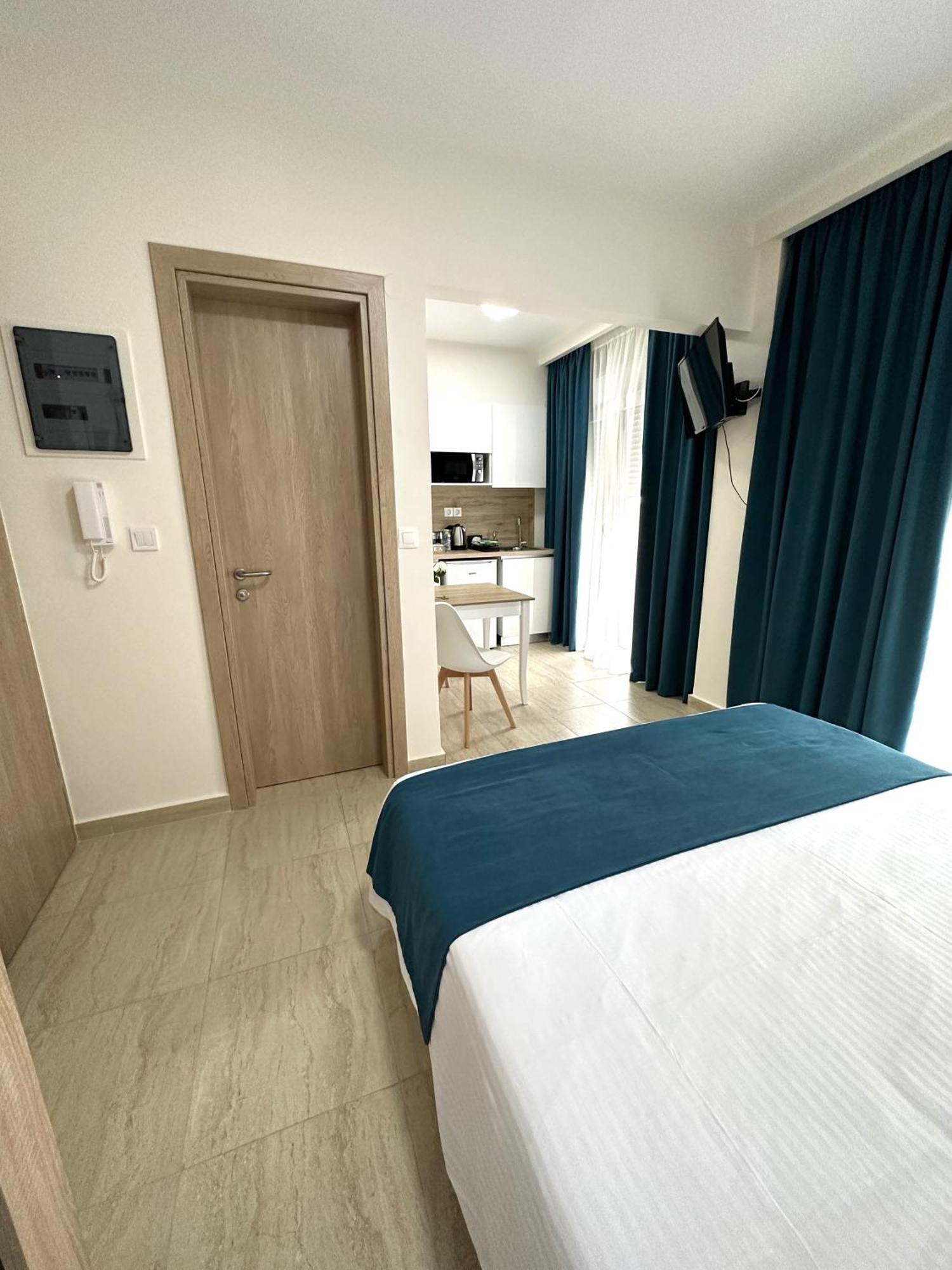 Navarino Luxe Suites Peraía Dış mekan fotoğraf